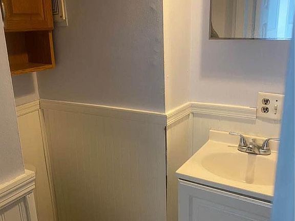 4th image of 638 Wesley Ave Unit 2