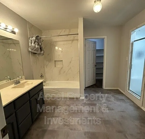 214 W 17th St — Photo 11