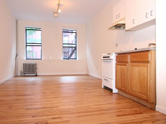 2nd image of 242 Mulberry St APT 6