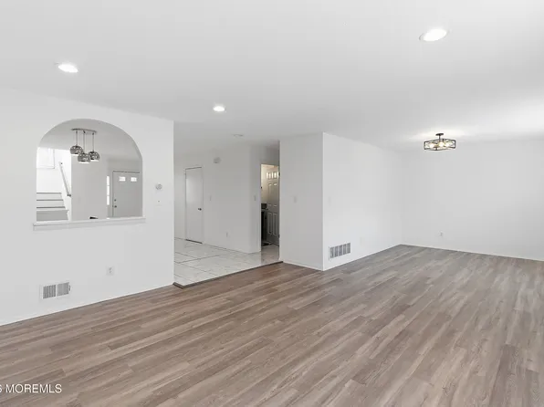 44 Kingfisher Ct, Marlboro, NJ 07746