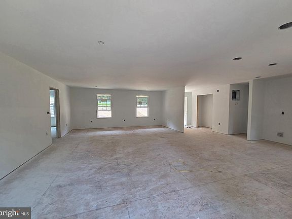 5th image of 150 E Four Seasons Dr
