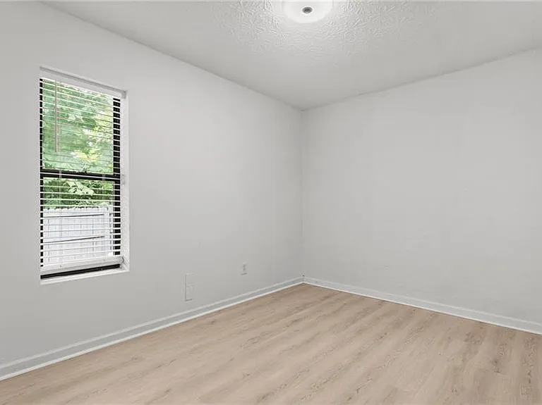 216 Goshen Ln — Photo 17