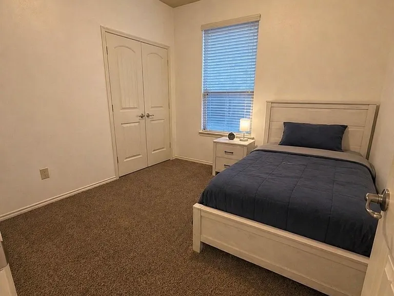 305 Rustic Oak Ln — Photo 3
