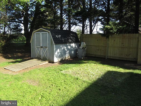 5th image of 308 Glen Oak Cir