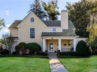 121 Brompton Rd, Garden City, NY 11530