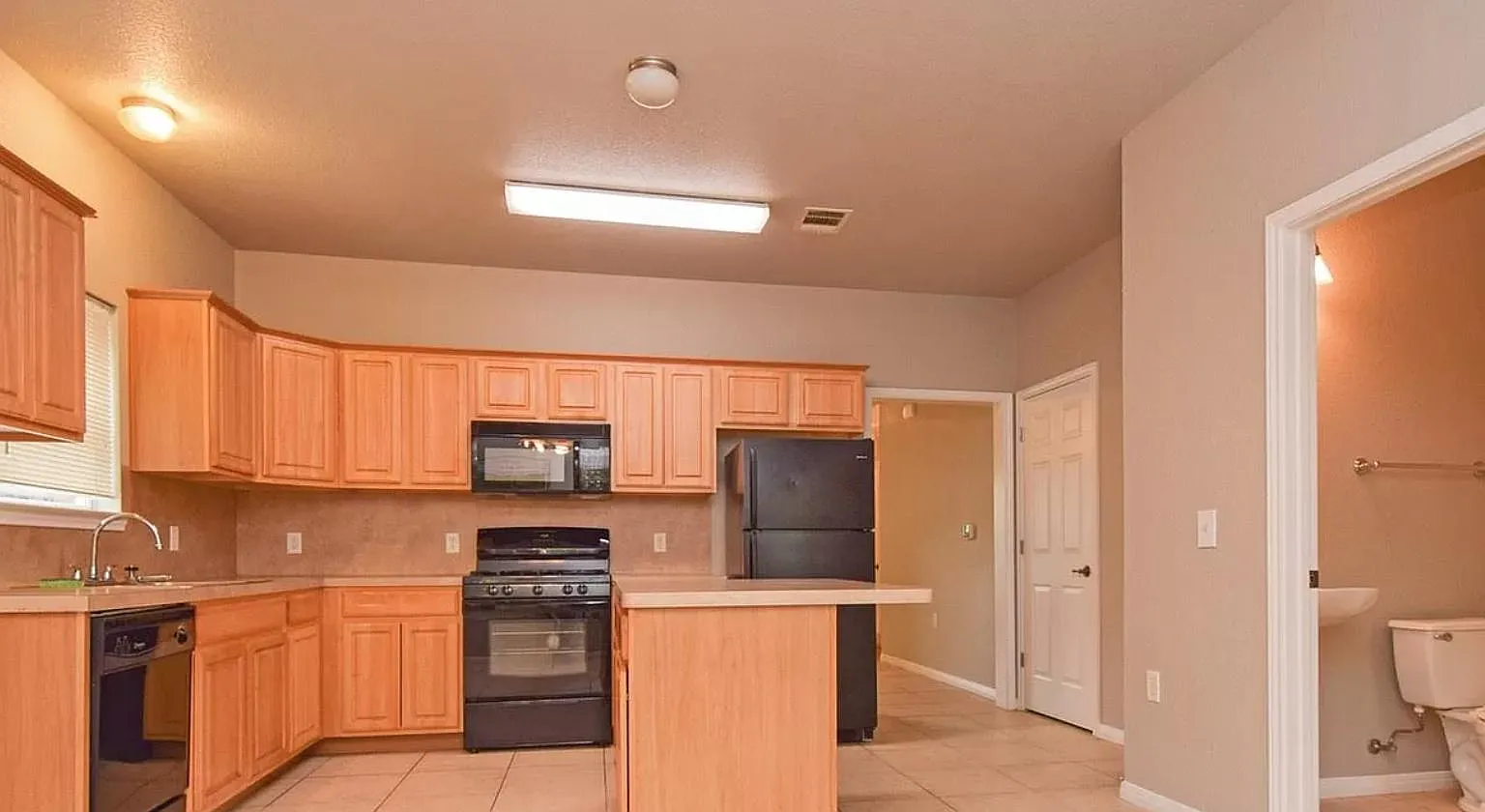 3 bed, 2.5 bath, 1410 sqft, $1,950 — Photo 3
