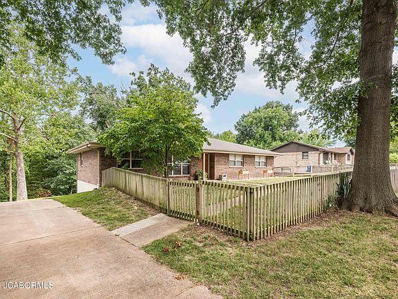 5th image of 211 Eastwood Dr