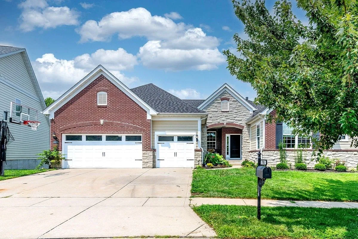 6 bed, 4.5 bath, 5076 sqft, $5,500 — Photo 1