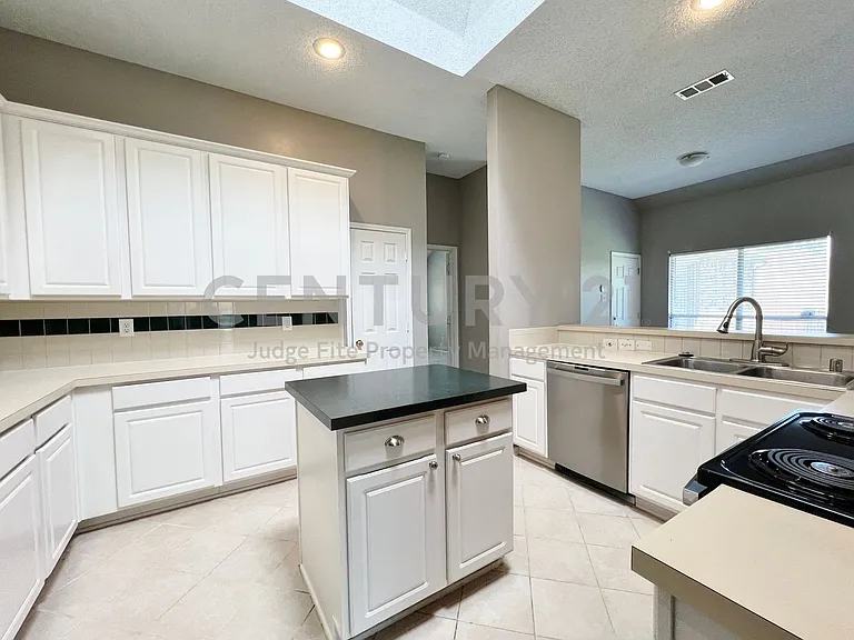 7700 Glenoaks Dr — Photo 9