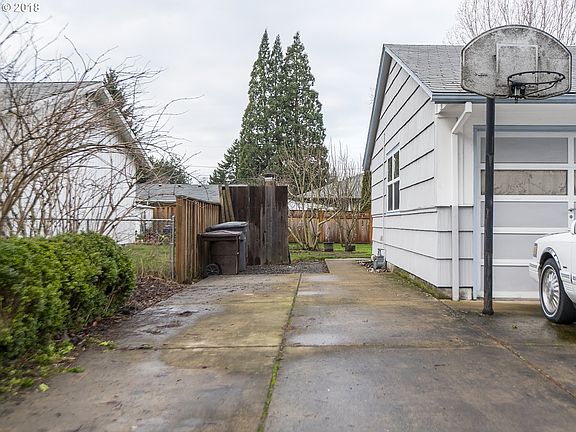 4th image of 619 SE 12th Ave