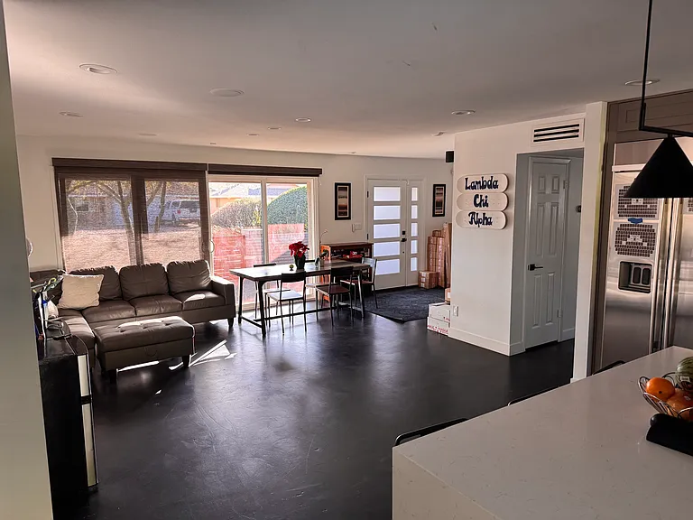 1054 E Fairmont Dr — Photo 9
