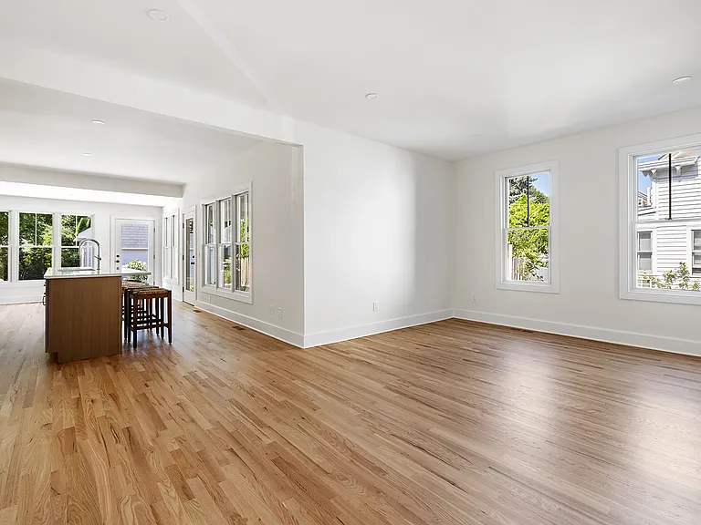 130 Bay Ave — Photo 16