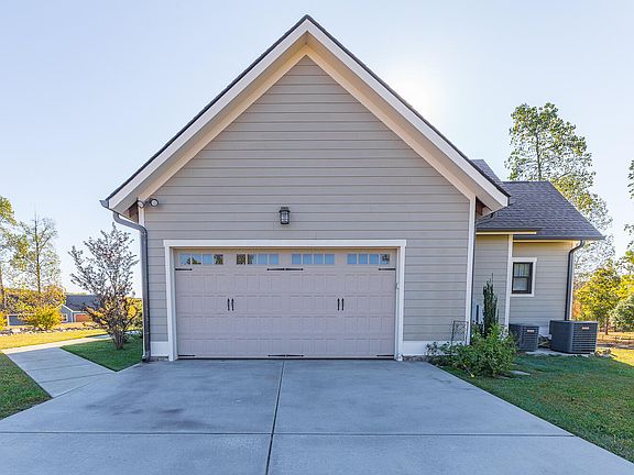 4th image of 302 River Bluffs Dr
