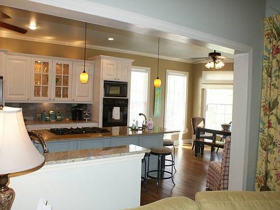 Eat-In kitchen