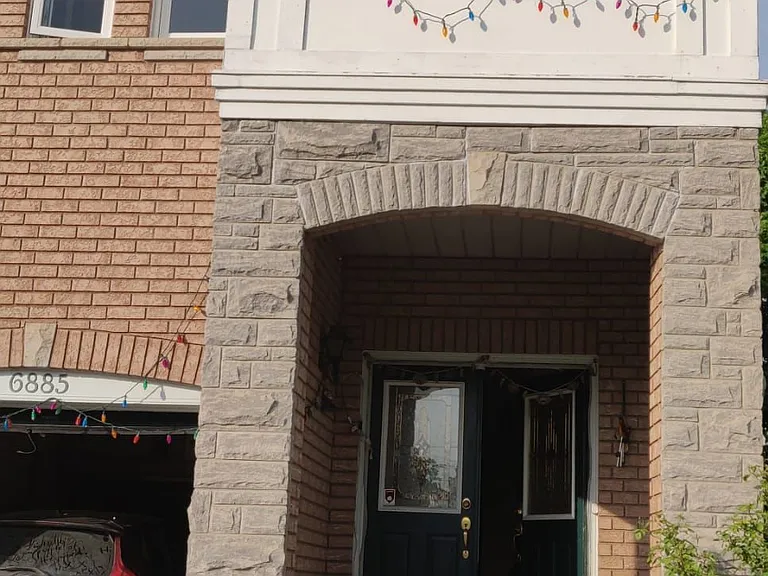 6885 Tassel Cres — Photo 1