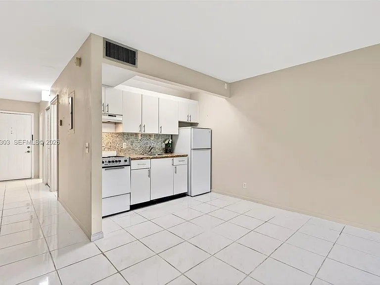 1400 SW 124th Ter #111Q — Photo 4