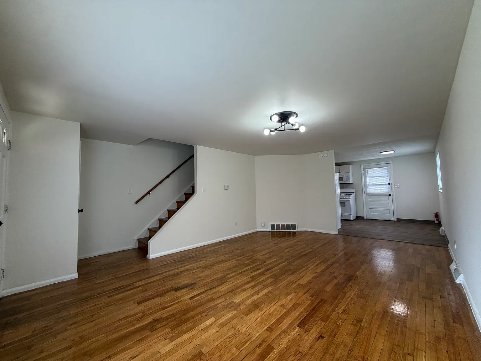 3 bed, 1100 sqft, $1,600 — Photo 2