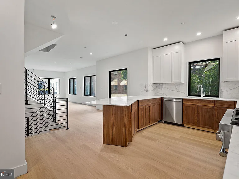 706 Latona St #J — Photo 7