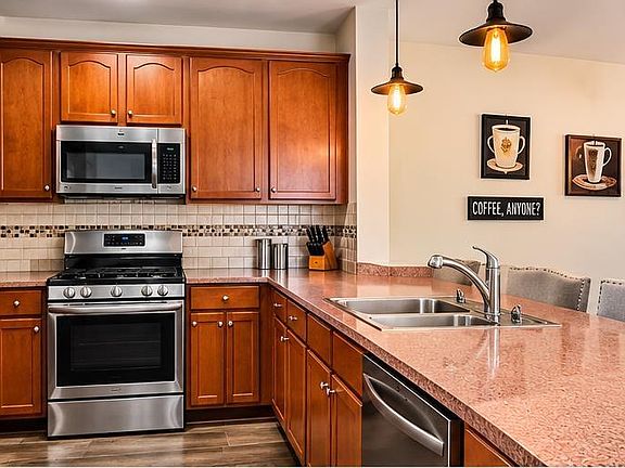 4th image of 40 Meadow Cir