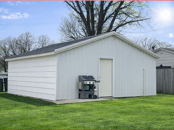 5th image of 302 Maple St