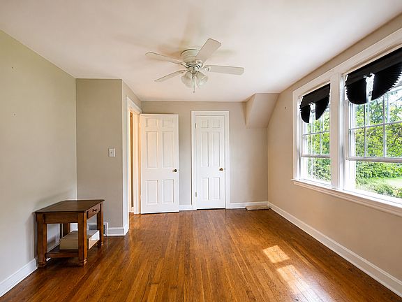 5th image of 105 S Seymour Ave