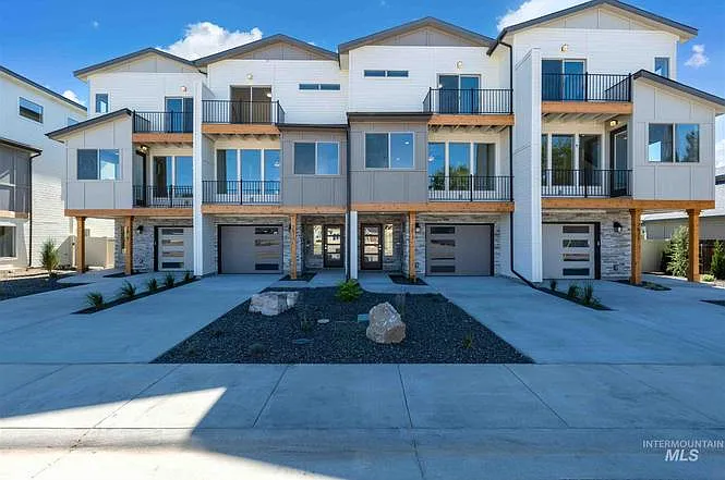 7813 W Crestwood Dr — Photo 1
