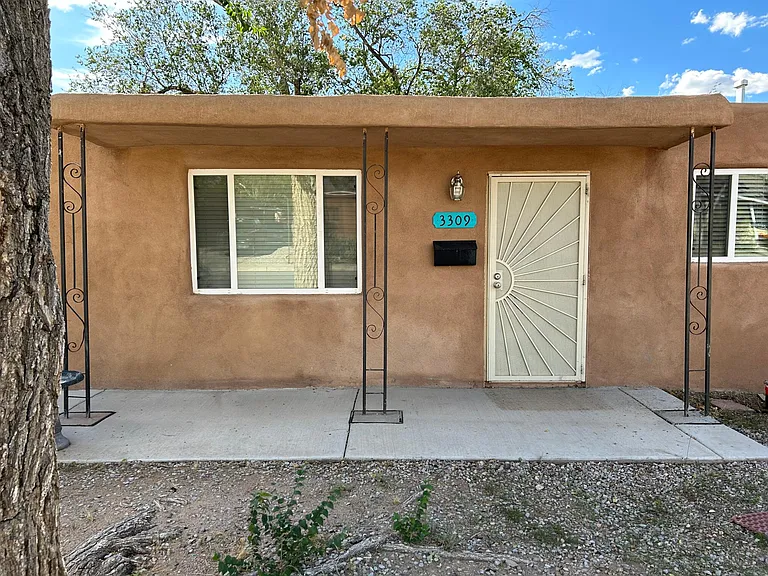 3309 Palomas Dr NE — Photo 1