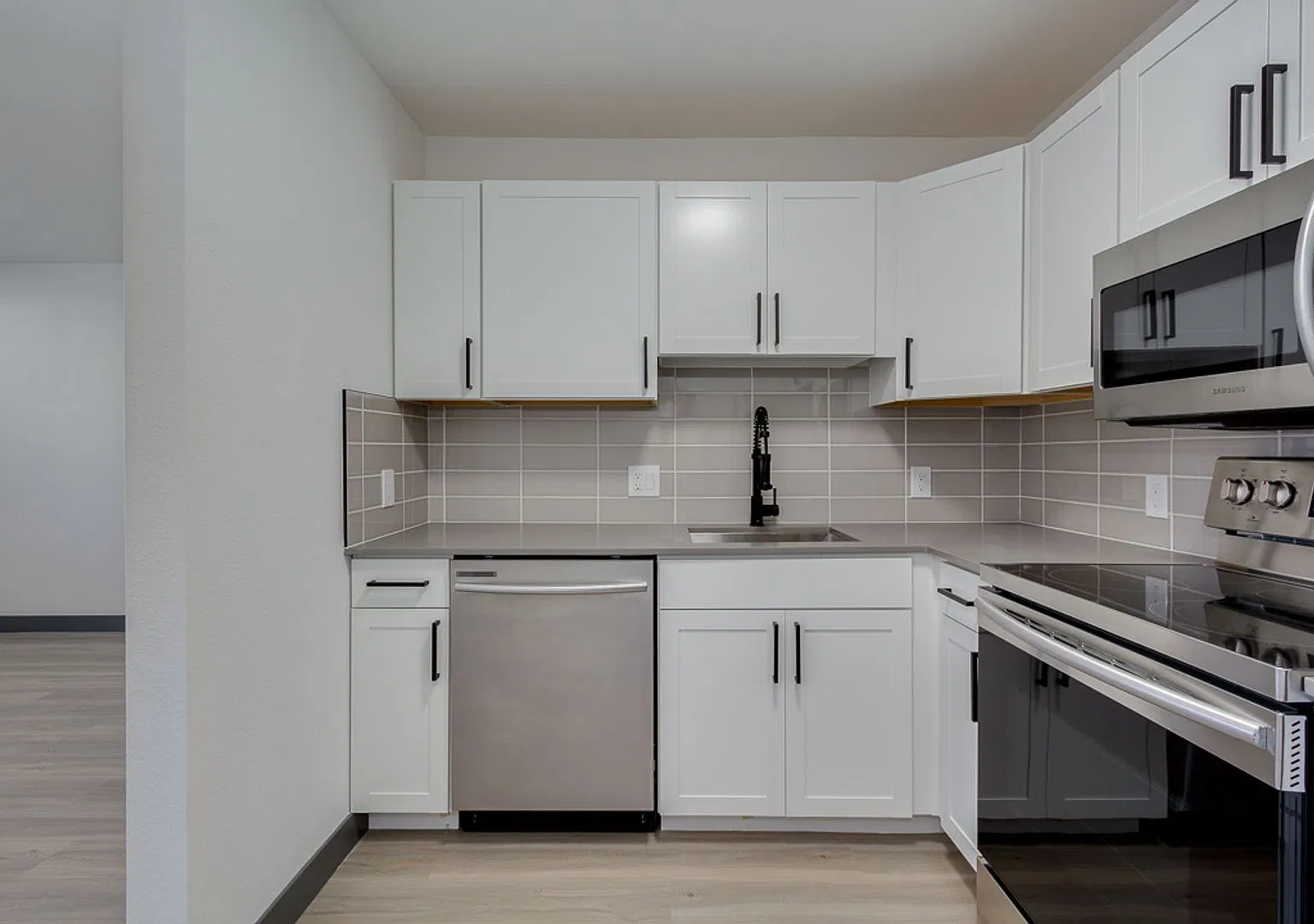 Old Town Scottsdale 2BR Apartment with Washer/Dryer, Pool & Spa First Month FREE! — Photo 1