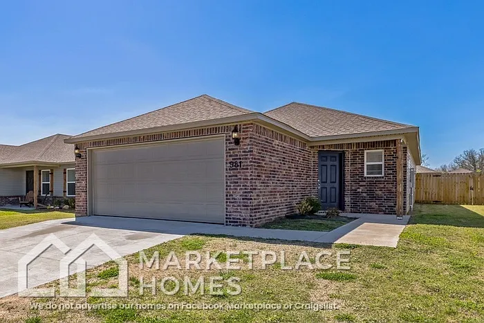 981 E Starling St — Photo 2