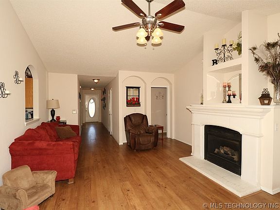 3rd image of 1001 W 23rd St