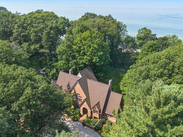 5285 Lakeshore Dr N, Holland, MI 49424