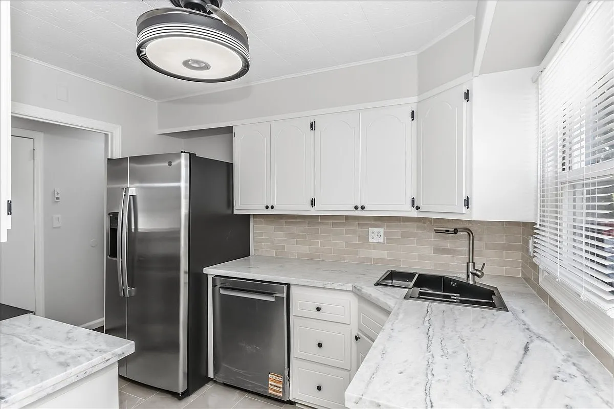 3 bed, 1000 sqft, $4,500 — Photo 3