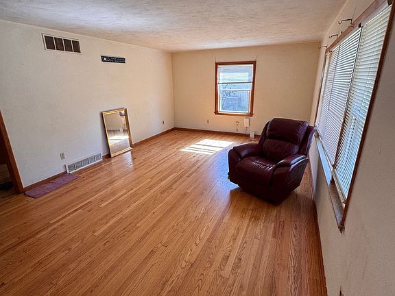 4th image of 1507 S Nancy St