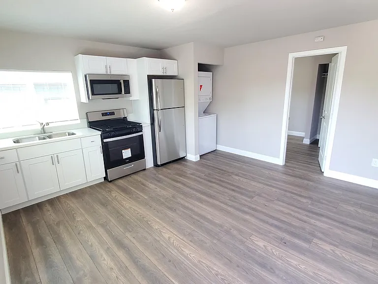 220 36th St #3 — Photo 2