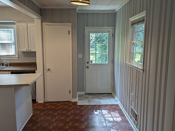 3rd image of 1124 Lindridge Dr NE