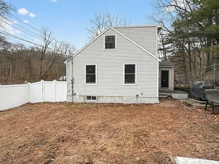 136 Oak St — Photo 18