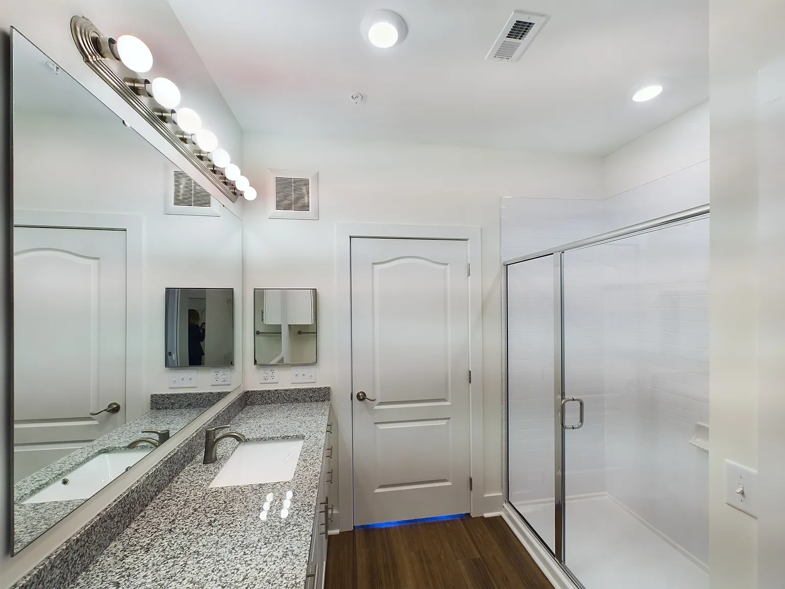 1 bed, 874 sqft, $1,869 — Photo 4