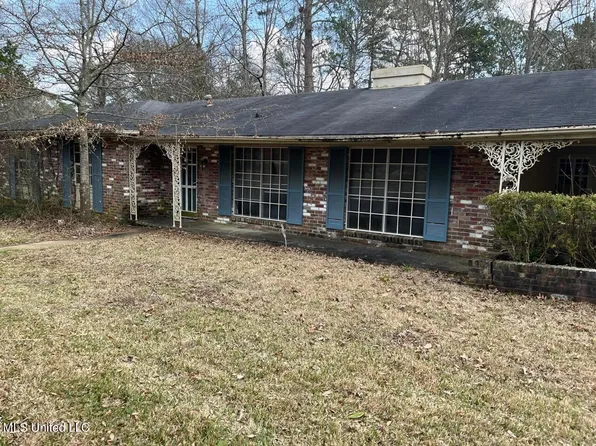 2010 Castle Hill Dr, Jackson, MS 39204