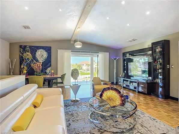 10242 Vanderbilt DR, NAPLES, FL 34108