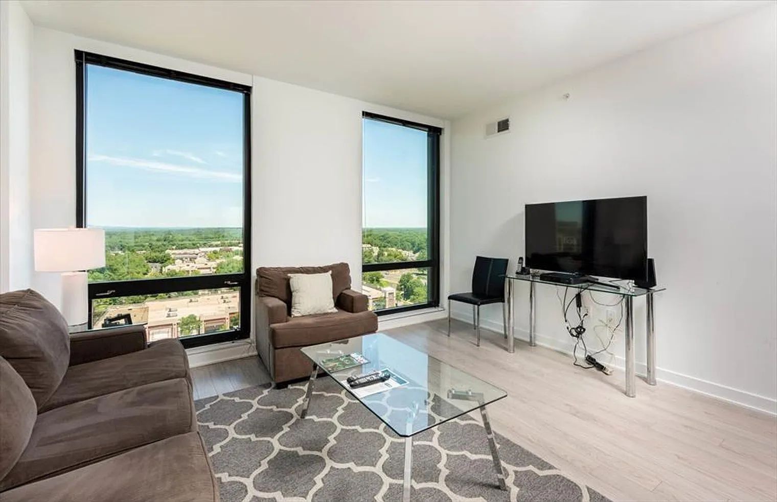 1 bed, 1.0 bath, 688 sqft, $7,050 — Photo 1