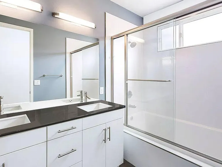 master bedroom bathroon