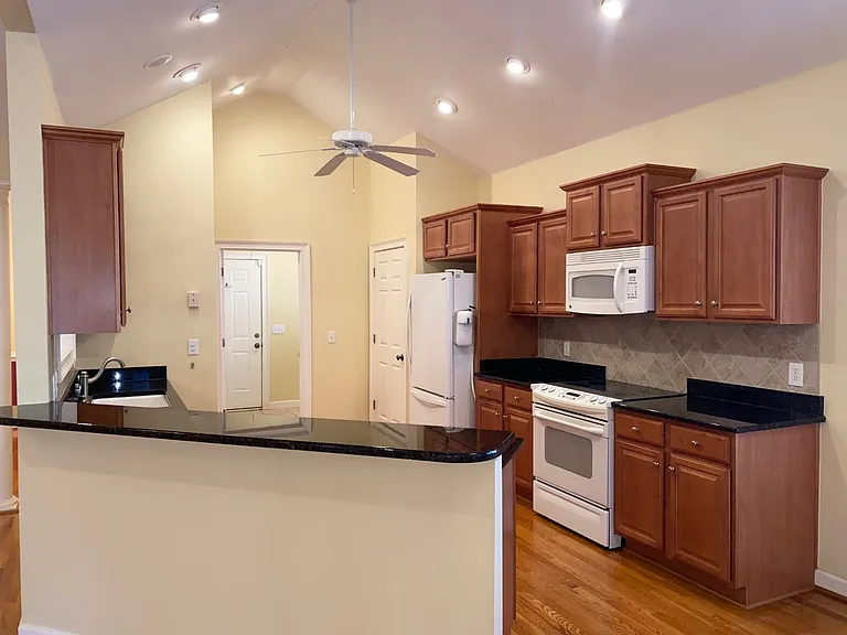 606 Trillium Ct — Photo 6