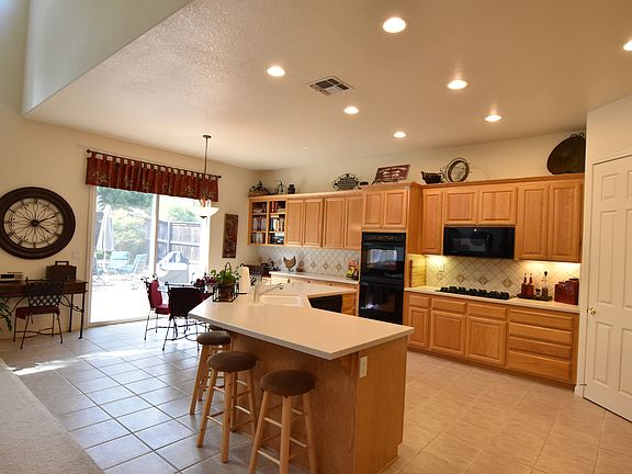 3rd image of 2548 Clubhouse Dr W