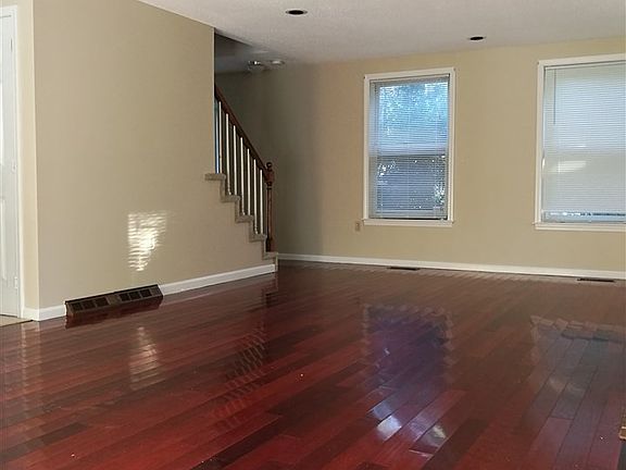 4th image of 22 Brackenwood Dr