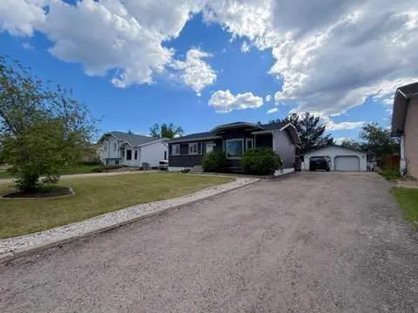 8218 Mission Heights Dr, Grande Prairie, AB T8W 2A5