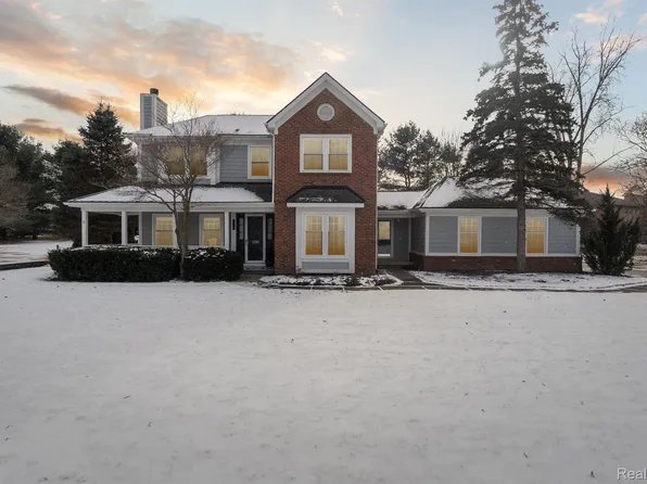 2086 Cumberland Dr, Brighton, MI 48114