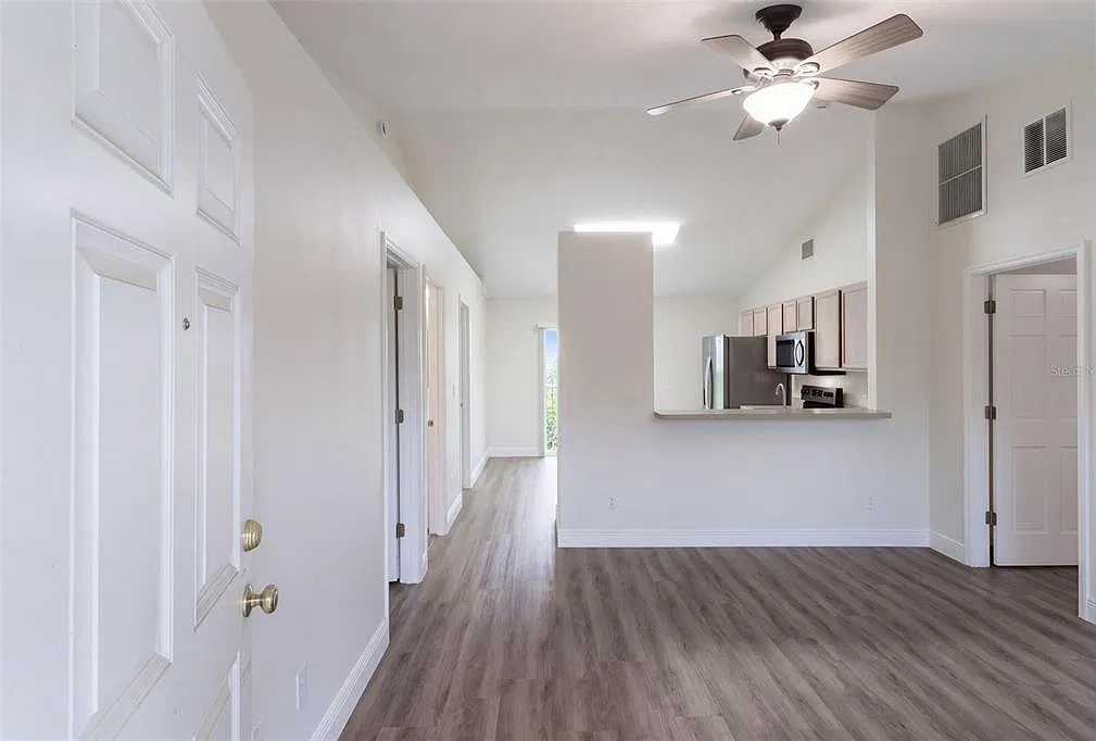 3 bed, 2.0 bath, 1200 sqft, $2,100 — Photo 3