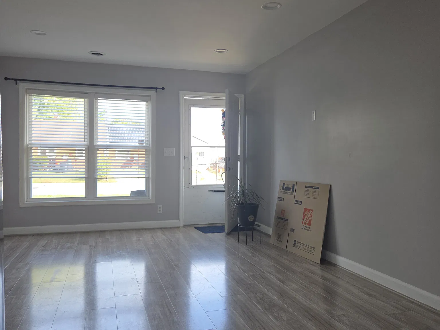 3 bed, 1025 sqft, $2,000 — Photo 3