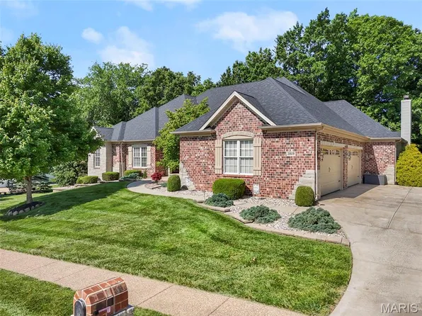 1019 Hawks Landing Dr, Lake Saint Louis, MO 63367