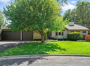 912 Crown Ct, Mendota Heights, MN 55118